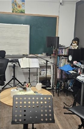 칠판과 오선보가 있는 이론·상담실